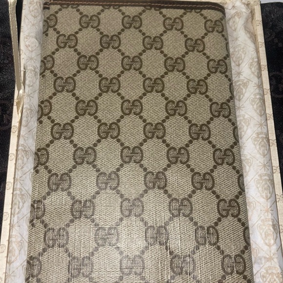 Rare Gucci TV guide case with box - Picture 3 of 10